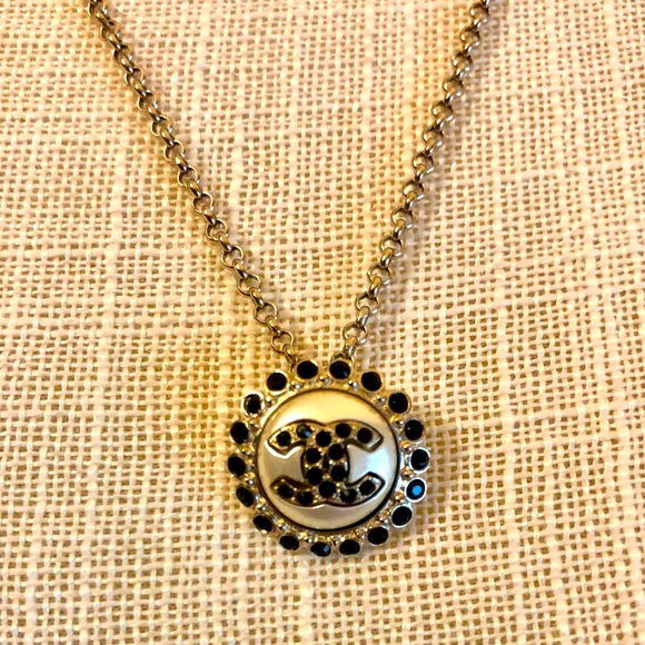 CHANEL Necklace gold pearly adjustable length. - Picture 1 of 17